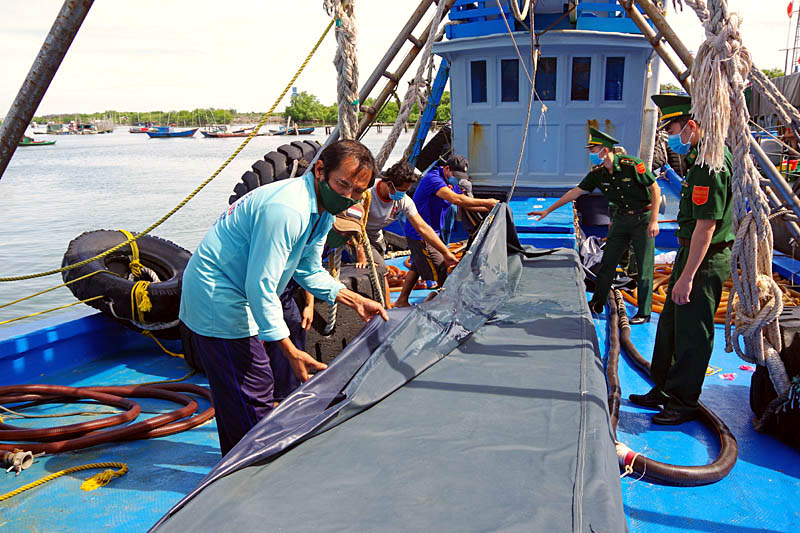 Bắt giữ tàu vận chuyển hơn 80 nghìn lít dầu DO không rõ nguồn gốc